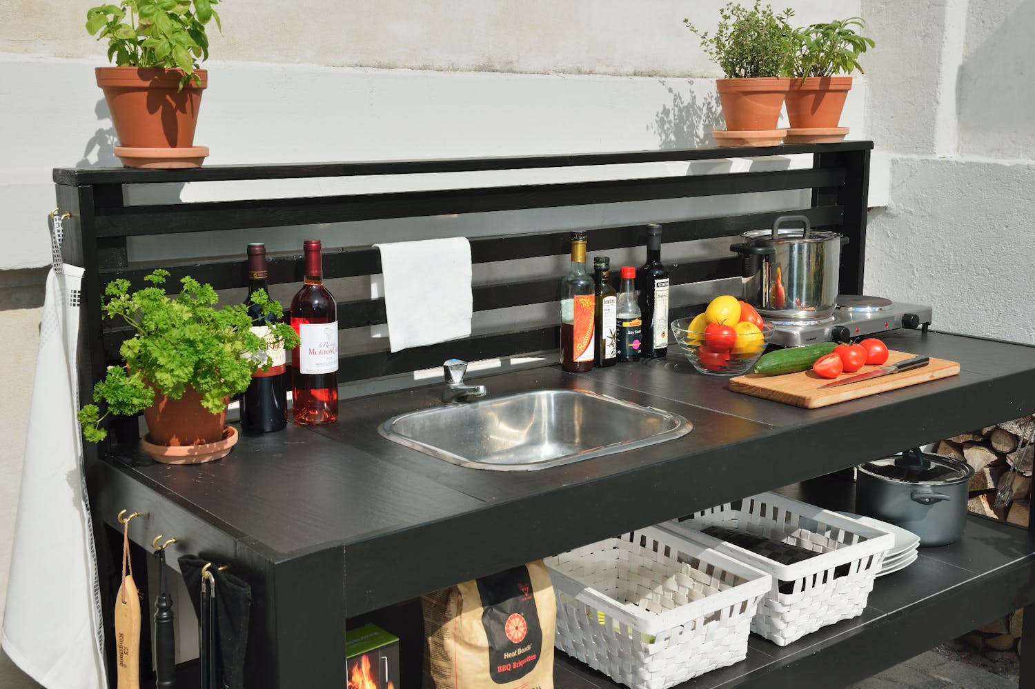 Utekjøkken med praktisk flisbenk